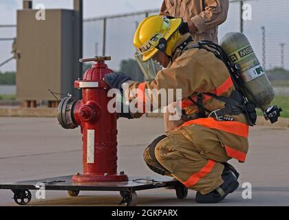 Anthony Milla, Student der 312. Ausbildungsstaffel der US-Marine, betreibt während eines Trainings auf der Goodfellow Air Force Base, Texas, am 11. Juni 2021, einen Hydranten. Milla trainierte in einem gemeinsamen Umfeld mit Studenten aus den USA und alliierten Militärdiensten. Stockfoto