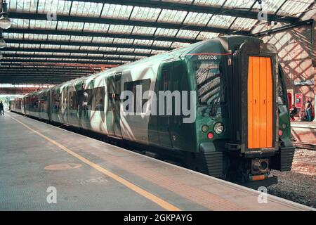 Stoke-on-Trent, Großbritannien - 10. Juli 2021: Ein Elektrozug (Klasse 350) am Bahnhof Stoke-on-Trent. Stockfoto