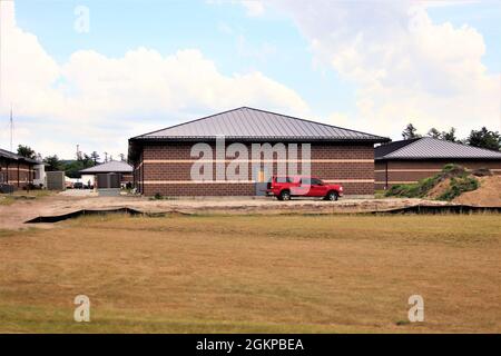 Die Arbeiten an einem neuen Simulationsgebäude werden am 11. Juni 2021 im Block 200 des Kantonsparaals in Fort McCoy, Wisconsin, gezeigt. Der Bau dieser Anlage erfolgt durch den Auftragnehmer MDM Construction Supply aus Rockford, Abb.Dies ist der gleiche Auftragnehmer, der fünf weitere Gebäude, die 2019 mit dem Bau begonnen haben, fast fertiggestellt hat. Sobald alle sechs neuen Gebäude fertig gestellt sind, werden die Simulationsschulungen in Fort McCoy zentralisierter sein und mehr Möglichkeiten bieten. Der Trainingskomplex für Simulationen wird von der Fort McCoy Direktion für Pläne, Ausbildung, Mobilisierung und Sicherheit verwaltet. Das Konstrukt Stockfoto