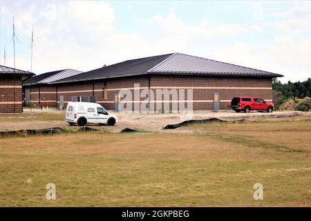 Die Arbeiten an einem neuen Simulationsgebäude werden am 11. Juni 2021 im Block 200 des Kantonsparaals in Fort McCoy, Wisconsin, gezeigt. Der Bau dieser Anlage erfolgt durch den Auftragnehmer MDM Construction Supply aus Rockford, Abb.Dies ist der gleiche Auftragnehmer, der fünf weitere Gebäude, die 2019 mit dem Bau begonnen haben, fast fertiggestellt hat. Sobald alle sechs neuen Gebäude fertig gestellt sind, werden die Simulationsschulungen in Fort McCoy zentralisierter sein und mehr Möglichkeiten bieten. Der Trainingskomplex für Simulationen wird von der Fort McCoy Direktion für Pläne, Ausbildung, Mobilisierung und Sicherheit verwaltet. Das Konstrukt Stockfoto