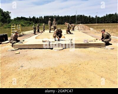 Ingenieure mit der 702nd Engineer Company bauen eine Hütte für einen derzeit ungenutzten taktischen Montagebereich 11. Juni 2021, während der Warrior-Übung 86-21-02, veranstaltet von der 86th Training Division, in Fort McCoy, Wis. Ingenieure arbeiteten in ganz Fort McCoy an Verbesserungen für die Übung sowie für die Bewohner von Fort McCoy und die umliegende Gemeinde. Stockfoto