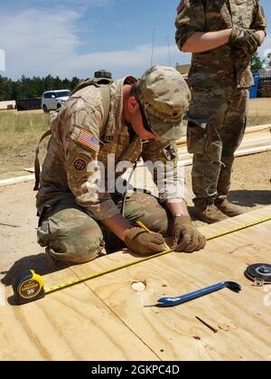 Ingenieure mit der 702nd Engineer Company bauen eine Hütte für einen derzeit ungenutzten taktischen Montagebereich 11. Juni 2021, während der Warrior-Übung 86-21-02, veranstaltet von der 86th Training Division, in Fort McCoy, Wis. Ingenieure arbeiteten in ganz Fort McCoy an Verbesserungen für die Übung sowie für die Bewohner von Fort McCoy und die umliegende Gemeinde. Stockfoto