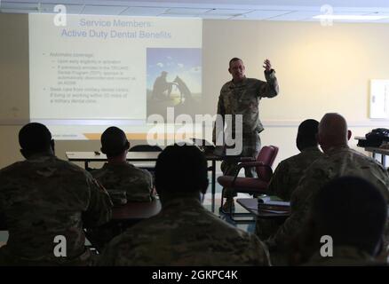 U.S. Army Master Sgt. Donald L. Miller, Mobilisierung NCOIC mit dem 143rd Sustainment Command (Expeditionary), leitet während einer Soldier Readiness Processing-Veranstaltung am 11. Juni 2021 in Decatur, Georgia, eine Briefing für einige Mitglieder der 642. Regionalen Unterstützungsgruppe. Die Veranstaltung umfasste medizinische Vorführungen und die Überprüfung persönlicher Unterstützungsprogramme für Familien. Stockfoto