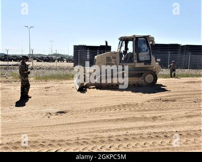 Soldaten der 357th Engineer Company, 412th Theatre Engineer Command, sorgen für Straßenverbesserungen am 11. Juni 2021 in Fort McCoy, Wis., während der Warrior-Übung 86-21-02. Die Übung wurde von der 86. Ausbildungsabteilung ab Juni 5-19 in Fort McCoy durchgeführt. Ingenieure arbeiteten in Fort McCoy an Verbesserungen durch Truppenprojekte. Stockfoto