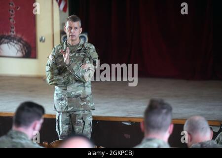 General Daniel Hokanson, Chef der Nationalgarde, spricht mit den Truppen bei einer Rathausveranstaltung, Powidz, Polen, 12. Juni 2021. Stockfoto