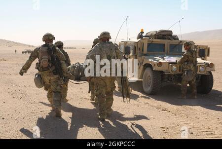 Soldaten des 1. Bataillons, 297. Infanterie-Regiment, Wyoming Army National Guard, führen eine simulierte medizinische Evakuierung eines Verletzten während des Kampftrainings im National Training Center, Fort Irwin, Kalifornien, durch, 12. Juni 2021. Die 1-297. Unterstützt das 155. Kampfteam der Panzerbrigade, Mississippi Army National Guard, während dieser NTC-Rotation, um Teamarbeit aufzubauen und die Kampfbereitschaft für zukünftige Missionen aufrechtzuerhalten. Stockfoto