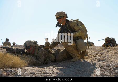 Soldaten mit dem 1. Bataillon, 297. Infanterie-Regiment, Wyoming Army National Guard, bereiten sich auf den Angriff auf ein Ziel während einer Kampfübung im National Training Center, Fort Irwin, Kalifornien, 12. Juni 2021 vor. Die 1-297. Unterstützt die Kampfteams der 155. Panzerbrigade, die Nationalgarde der Mississippi-Armee und die Trainingsrotation am NTC. Stockfoto