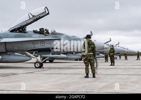 Royal Canadian Air Force CF-18 Hornets von 433 Tactical Fighter Squadron, 3 Wing, Bagotville, treffen am 12. Juni 2021 in 5 Wing Goose Bay, Neufundland und Labrador ein, um die NORAD-Übung Amalgam Dart zu machen. Übung Amalgam Dart wird vom 10. Bis 18. Juni 2021 laufen, wobei die Operationen in der gesamten Arktis von der Beaufort-See bis nach Thule, Grönland, reichen. Amalgam Dart 21-01 bietet NORAD die Möglichkeit, die kontinentalen Verteidigungsfähigkeiten zu verbessern, während kanadische und US-Streitkräfte in der Arktis zusammenarbeiten. NORAD, ein binationales kanadisches und amerikanisches Kommando, setzt ein Netzwerk aus raumbasierten, Luft- und bodengestützten Senso ein Stockfoto