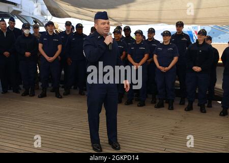 Devin Spencer, Chief Petty Officer, Kommandochef der US-Küstenwache im atlantischen Raum, wendet sich an die Besatzung des USCGC Eagle (WiX 327), „America's Tall Ship“, am 12. Juni 2021 in Reykjavik, Island. Eagle führt derzeit im Sommer eine Kadettenausbildung der U.S. Coast Guard Academy in den Bereichen Führung auf See und berufliche Entwicklung durch, die in Portugal, jetzt Island, gefolgt von Bermuda, durchgeführt wird. Stockfoto