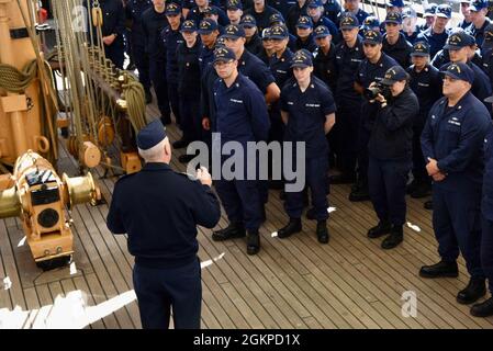 Vice Adm. Steven Poulin, Kommandant der US-Küstenwache im atlantischen Raum, spricht an die Besatzung von USCGC Eagle (Wix.com 327), „America's Tall Ship“, in Reykjavik, Island, 12. Juni 2021. Eagle führt derzeit im Sommer eine Kadettenausbildung der U.S. Coast Guard Academy in den Bereichen Führung auf See und berufliche Entwicklung durch, zunächst zu Besuch in Portugal, jetzt Island, gefolgt von Bermuda, während Vice ADM. Poulin führt mehrere Treffen im Ausland durch, darunter auch diesen Besuch bei wichtigen Partnern in Island. Stockfoto