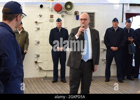 Jonathan Moore, stellvertretender Generalsekretär des Büros für Ozeane und internationale Umwelt- und Wissenschaftsangelegenheiten, spricht an die Besatzung von USCGC Eagle (Wixe2 327), „America's Tall Ship“, am 12. Juni 2021 in Reykjavik, Island. Eagle führt derzeit im Sommer eine Kadettenausbildung der U.S. Coast Guard Academy in den Bereichen Führung und berufliche Entwicklung auf See durch, zunächst zu Besuch in Portugal, jetzt Island, gefolgt von Bermuda. Stockfoto