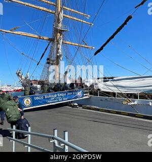 Phase-2-Kadetten steigen am 12. Juni 2021 in Reykjavik, Island, an Bord des USCGC Eagle (WiX 327), „America's Tall Ship“, aus. Eagle führt derzeit im Sommer eine Kadettenausbildung der U.S. Coast Guard Academy in den Bereichen Führung und berufliche Entwicklung auf See durch. Ihr erster Hafenanruf war Portugal Ende Mai. Eagle ist seit 1946 als Klassenraum auf See für zukünftige Küstenwache-Offiziere tätig und bietet im Rahmen des Curriculums der Coast Guard Academy eine Führungserfahrung und berufliche Entwicklungserfahrung auf See an. Stockfoto