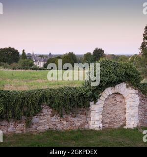 Typische alte Steinmauern und entferntes Schloss in der Nähe der Loire in frankreich Stockfoto