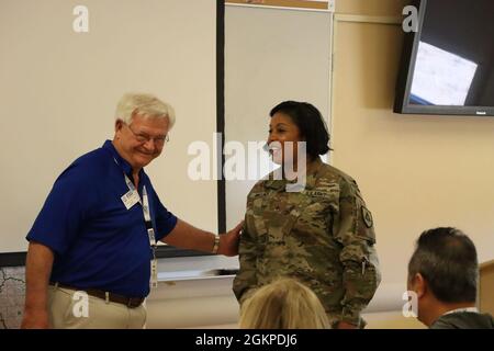 Phil Stage, Employer Support of the Guard and Reserve Representative dankt Brig. General Patricia R. Wallace, Kommandierende General, 91. Training Division für ihre Unterstützung bei der Bereitstellung eines ersten Hands des 91. TD-Betriebs in Fort Hunter Liggett, 12. Juni 2021. Stockfoto