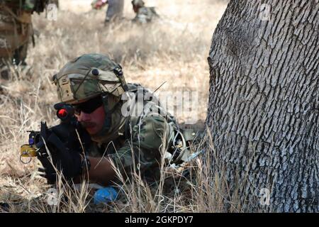 Der Reservesoldat der US-Armee legt sich mit einem M16 auf den Boden, als Teil der Kampfunterstützungsübung, bei der er mit seiner Einheit auf dem Feld in Fort Hunter Liggett beschäftigt ist. Chef Lift Arbeitgeber und Arbeitgeber Unterstützung der Garde und Reserve Vertreter beobachten Soldaten Durchführung von Feldübungen auf FHL, Kalifornien, 12. Juni 2021. Stockfoto