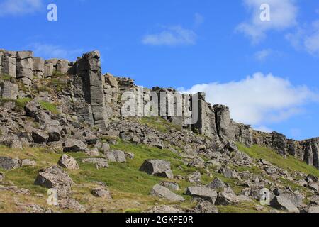 Dramatische sechseckige Basalt-Lavasäulen, Island Stockfoto