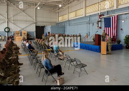 Pennsylvania Air National Guard, LT. Col. Lydia Stefanik, Commander 111. Civil Engineer Squadron, der Kommandant der 111. Mission Support Group, spricht bei der 111. Zeremonie zur Reaktivierung des Zivilingenieurgeschwaders im 111. Angriffsflügel, Biddle Air National Guard Base, 12. Juni 2021. Das 111. Zivilingenieurgeschwader wurde nach einer 13-jährigen Pause wieder aktiviert. Stockfoto