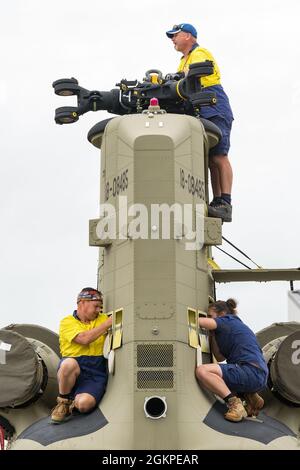 Mitglieder des Wartungsteams von Boeing Defense Australia bereiten den hinteren Pylon und das Getriebe eines CH-47F Chinook Hubschraubers für den Ausbau auf der Dover Air Force Base, Delaware, 12. Juni 2021 vor. BDA-Wartungspersonal hat zwei Chinooks für den Versand an Bord einer C-5M Super Galaxy als Teil des US-Regierung ausländischen militärischen Verkaufsprogramms bereit gestellt. Die Allianz zwischen den USA und Australien ist ein Anker für Frieden und Stabilität in der Indo-Pazifik-Region und weltweit. Stockfoto