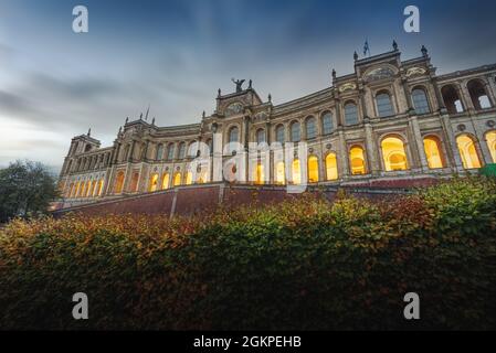 Maximilianeum - Sitz des Bayerischen Landtags - bei Sonnenuntergang - München, Bayern, Deutschland Stockfoto