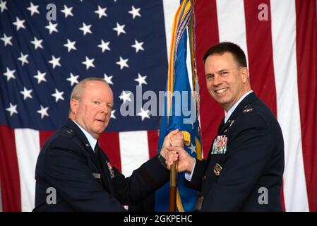 Brig. General Michael Regan, Kommandeur der Pennsylvania Air National Guard, übergibt die Farben der Einheit an den 111. Kommandanten des Angriffsflügels, Col. Deane E. Thomey, während einer Zeremonie zur Übernahme des Kommandos hier am 13. Juni 2021. Regan führte den Vorsitz bei der Zeremonie, bei der Thomey anerkannt wurde, der offiziell das Kommando über den 111. Übernahm, als er im April vom 5. Stockfoto