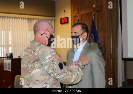 General Mark Schindler (links), amtierender Adjutant General, Pennsylvania National Guard, stiftet die Distinguished Service Medal auf den pensionierten Brig. General David Wood am 13. Juni 2021 in Fort Indiantown Gap, Pennsylvania. Nach 34 Jahren im Dienst trat Wood im März in den Ruhestand und diente zuletzt als Direktor des gemeinsamen Stabs, wo sein umfangreiches Wissen und seine Führung die Durchführung der nationalen Operationen der Pennsylvania National Guard verbesserte und dem Gemeinwesen zugute kam. Stockfoto