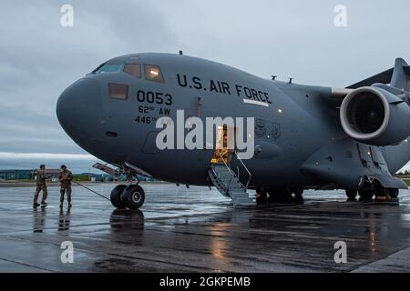 Eine US-Luftwaffe, C-17 Globemaster, kommt am Morgen des 13. Juni 2021 in 5 Wing Goose Bay, Neufundland und Labrador an, bereit für die NORAD-Übung Amalgam Dart. Übung Amalgam Dart wird vom 10. Bis 19. Juni 2021 laufen, wobei die Operationen in der gesamten Arktis von der Beaufort-See bis nach Thule, Grönland, reichen. Amalgam Dart 21-01 bietet NORAD die Möglichkeit, die kontinentalen Verteidigungsfähigkeiten zu verbessern, während kanadische und US-Streitkräfte in der Arktis zusammenarbeiten. NORAD, ein binationales kanadisches und amerikanisches Kommando, nutzt ein Netzwerk von Luft-Luft-Tankern, die auf Luft- und Bodensensoren basieren Stockfoto