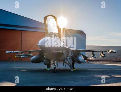 Eine F-16 Fighting Falcon, die der Montana Air National Guard, der 120. Jagdgeschwader, zugewiesen wurde, sitzt auf der Landebahn und wartet auf die Übung Amalgam Dart 21-02 13. Juni 2021 auf der Thule Air Base, Grönland. Übung Amalgam Dart wird vom 10. Bis 19. Juni 2021 laufen, wobei die Operationen in der gesamten Arktis von der Beaufort-See bis nach Thule, Grönland, reichen. Amalgam Dart 21-01 bietet NORAD die Möglichkeit, die kontinentalen Verteidigungsfähigkeiten zu verbessern, während kanadische und US-Streitkräfte in der Arktis zusammenarbeiten. NORAD, ein binationales kanadisches und amerikanisches Kommando, verwendet ein Netzwerk von Luft- und bodengestützten Sensoren, Air-to Stockfoto