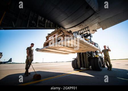 Mitglieder des 153. Luftlift-Flügels, Wyoming Air National Guard, laden am 13. Juni 2021 ein C-130 Hercules-Flugzeug zur Schulung Cheyenne, Wyo. die C-130 kann eine Vielzahl von übergroßen Ladungen aufnehmen, darunter alles von Gebrauchshubschraubern und sechsrädrigen gepanzerten Fahrzeugen bis hin zu Standard-palettierter Fracht und Militärpersonal. Stockfoto