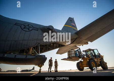 Mitglieder des 153. Luftlift-Flügels, Wyoming Air National Guard, laden am 13. Juni 2021 ein C-130 Hercules-Flugzeug zum Training ein Cheyenne, Wyo. Die C-130 kann eine Vielzahl von überdimensionierten Ladungen aufnehmen, darunter alles von Gebrauchshubschraubern und sechsrädrigen gepanzerten Fahrzeugen bis hin zu Standard-palettierter Fracht und Militärpersonal. Stockfoto