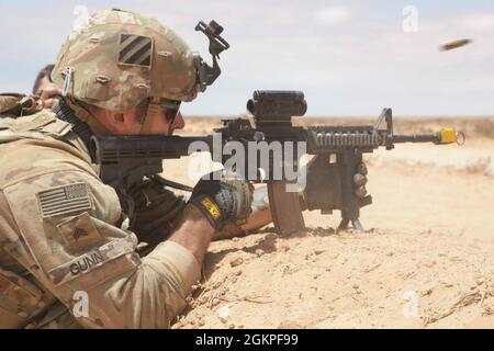 US Georgia Army National Guardsman Sgt. Johnathan Gunn, der Charlie Company, 2. Bataillon, 121. Infanterie-Regiment, 48th Infantry Brigade Combat Team, Georgia Army National Guard, zugewiesen wurde, feuert sein Gewehr, während er Schießmanieretraining auf African Lion 2021 in Tan, Marokko, 13. Juni 2021, durchführt. African Lion 2021 ist die größte, führende, gemeinsame, jährliche Übung des US-Afrikanischen Kommandos, die vom 7-18. Bis 22. Juni von Marokko, Tunesien und Senegal veranstaltet wird. Mehr als 7,000 Teilnehmer aus neun Nationen und der NATO trainieren gemeinsam mit dem Fokus auf die Verbesserung der Bereitschaft für US- und Partnernationskräfte. AL21 ist Multidoma Stockfoto