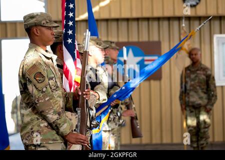 US-Luftwaffe vom 380. Air Expeditionary Wing Honor Guard, postet die Farben bei einer Befehlswechselzeremonie für die 380. Expeditionary Medical Group auf dem Luftwaffenstützpunkt Al Dhafra, Vereinigte Arabische Emirate, 14. Juni 2021. Die Befehlswechselzeremonie ist eine militärische Tradition, die eine formale Übertragung der Autorität und Verantwortung für eine Einheit von einem Kommandanten auf einen anderen darstellt. Stockfoto