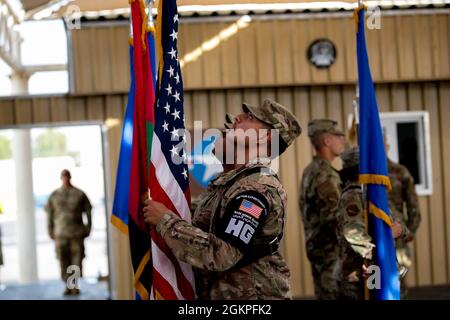 US-Luftwaffe vom 380. Air Expeditionary Wing Honor Guard, postet die Farben bei einer Befehlswechselzeremonie für die 380. Expeditionary Medical Group auf dem Luftwaffenstützpunkt Al Dhafra, Vereinigte Arabische Emirate, 14. Juni 2021. Die Befehlswechselzeremonie ist eine militärische Tradition, die eine formale Übertragung der Autorität und Verantwortung für eine Einheit von einem Kommandanten auf einen anderen darstellt. Stockfoto