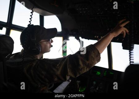 Der US Air Force Capt. Zachary Pelky, ein C-130J Super Hercules Pilot, der dem 75. Expeditionary Airlift Squadron zugewiesen wurde, fliegt während einer Kampfflugmission am 13. Juni 2021. Die 75. EAS unterstützt die kombinierte Gemeinsame Task Force Horn von Afrika (CJTF-HOA) bei medizinischen Evakuierungen, Katastrophenhilfe, humanitären und Fallenlassen-Operationen. Stockfoto