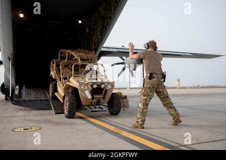 Airman 1st Class Charles Gibson, ein Ladermeister, der dem 75. Expeditionary Airlift Squadron zugewiesen wurde, lädt Ladung in einen C-130J Super Hercules vor einer Kampfflugmission am 13. Juni 2021. Die 75. EAS unterstützt die kombinierte Gemeinsame Task Force Horn von Afrika (CJTF-HOA) bei medizinischen Evakuierungen, Katastrophenhilfe, humanitären und Fallenlassen-Operationen. Stockfoto