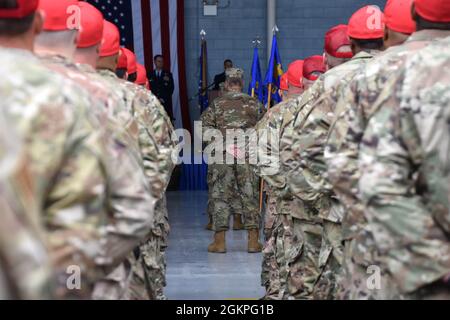 Mitglieder des 2011. ROTEN PFERDES Det.1 stehen während der 111. Attack Wing-Übernahme der Befehlszeremonie von Oberst Deane E. Thomey auf der Biddle Air National Guard Base in Horsham, Pennsylvania, auf der Parade-Pause. 13. Juni 2021. Stockfoto