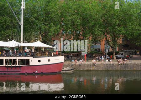 Bristol Harbourside, Blick im Sommer auf die Menschen, die sich am schmalen Kai im historischen Stadtteil Harbourside von Bristol, England, Großbritannien, entspannen Stockfoto