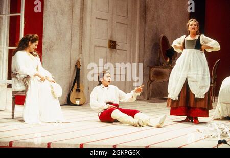 l-r: Renee Fleming (Gräfin Almaviva), Marie-Ange Todorovitch (Cherubino), Alison Hagley (Susanna) in LE NOZZE DI FIGARO an der Glyndebourne Festival Opera, East Sussex, England 28/05/1994 Musik: Wolfgang Amadeus Mozart Libretto: Lorenzo Da Ponte Dirigent: Bernard Haitink Design: John Gunter Beleuchtung: Pat Collins Choreograph: Jenny Weston Regie: Stephen Medcalf Stockfoto