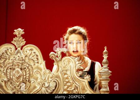 Alison Hagley (Susanna) in LE NOZZE DI FIGARO an der Glyndebourne Festival Opera, East Sussex, England 28/05/1994 Musik: Wolfgang Amadeus Mozart Libretto: Lorenzo Da Ponte Dirigent: Bernard Haitink Design: John Gunter Beleuchtung: Pat Collins Choreograph: Jenny Weston Regie: Stephen Medcalf Stockfoto