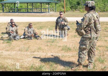 Sgt. 1. Klasse Rachelle White, Beobachtercoach/Trainerin für das 1. Bataillon, 337. Brigade-Unterstützungsbataillon, 181. Multifunktionale Trainingsbrigade, beschreibt ihre Beobachtungen von Soldaten der 514. Transportabteilung, 377. Theater Support Command, nach einem Einspritzen von Kriegerübungen im Bereich Verteidigung 86-21-02 14. Juni 2021 in Fort McCoy, Wis. The WAREX stellt den Einheiten der US-Army Reserve während ihrer zweiwöchigen jährlichen Ausbildung realistische Trainingsszenarien zur Verfügung. Stockfoto