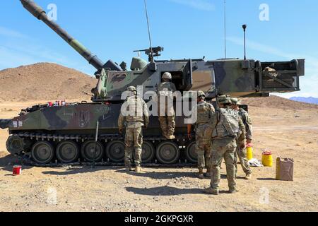 Soldaten der Batterie B, 2d-Bataillon, 114. Field Artillery Regiment, Mississippi Army National Guard, führen Wartungsarbeiten an einem M109 Paladin Howitzer im National Training Center, Fort Irwin, Kalifornien, 14. Juni 2021 durch. Die 2-114. Sind Teil des Kampfteams der 155. Panzerbrigade, das am NTC trainiert, um eine kampfbereite Kraft zu bleiben. Stockfoto