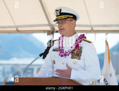 Hinterer Adm. Peter Guatier, stellvertretender Kommandant der Küstenwache im pazifischen Raum, spricht während einer Zeremonie zur Änderung des Kommandos auf der Küstenwache-Basis Honolulu am 14. Juni 2021. Während der Zeremonie entlastete Capt. Thomas D’Arcy Capt. Holly Harrison als kommandierenden Offizier des Küstenwache-Cutter Kimball, während Gautier den Vorsitz leitete. Stockfoto