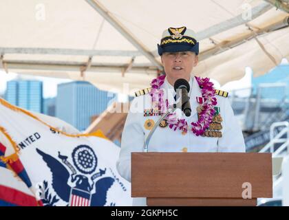 Capt. Holly Harrison, kommandierender Offizier des Küstenwache-Cutter Kimball, spricht während einer Befehlswechselzeremonie auf der Küstenwache-Basis Honolulu am 14. Juni 2021. Während der Zeremonie entlastete Capt. Thomas D’Arcy Capt. Holly Harrison während des hinteren ADM. Peter Gautier, stellvertretender Kommandant der Küstenwache im pazifischen Raum, präsidierte. Stockfoto