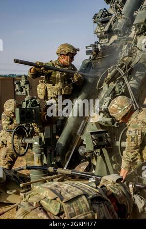 Soldaten der US-Armee, die der C/2-156th Infantry, 2nd PLT Charlie Battery/ 1-141 FA zugewiesen wurden, führen ein Mannschaftstraining auf einem M777-Howitzer bei MSS Conoco, Syrien, durch., 14. Juni 2021. Ziel der Mannschaftsschulung ist es, das Know-how der Sicherheitsoperationen in der Region zu validieren. Stockfoto