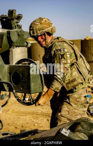 Soldaten der US-Armee, die der C/2-156th Infantry, 2nd PLT Charlie Battery/ 1-141 FA zugewiesen wurden, führen ein Mannschaftstraining auf einem M777-Howitzer bei MSS Conoco, Syrien, durch., 14. Juni 2021. Ziel der Mannschaftsschulung ist es, das Know-how der Sicherheitsoperationen in der Region zu validieren. Stockfoto