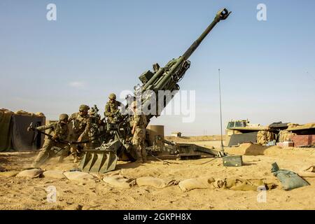 Soldaten der US-Armee, die der C/2-156th Infantry, 2nd PLT Charlie Battery/ 1-141 FA zugewiesen wurden, führen ein Mannschaftstraining auf einem M777-Howitzer bei MSS Conoco, Syrien, durch., 14. Juni 2021. Ziel der Mannschaftsschulung ist es, das Know-how der Sicherheitsoperationen in der Region zu validieren. Stockfoto