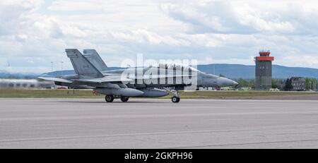 Royal Canadian Air Force Imagery Technician, Petty Officer, 2. Klasse, Rene Duguay von 3 Wing Imaging, Und Jagdpilot, Captain Graham Tuff von 433 Tactical Fighter Squadron, 3 Wing, Bagotville, bereiten sich auf den Start von 5 Wing Goose Bay, Neufundland und Labrador in einer Royal Canadian Air Force CF-18 Hornet vor, um Bilder für die NORAD-Übung Amalgam Dart 21 am 14. Juni 2021 aufzunehmen. Foto: Obergefreiter Meister Krista Blizzard, 5 Wing Imaging Stockfoto