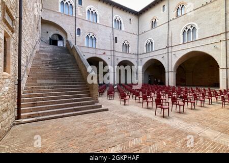 Foligno Umbria Italien. Trinci Palace (Palazzo Trinci). Der Innenhof und die gotische Treppe. Stockfoto