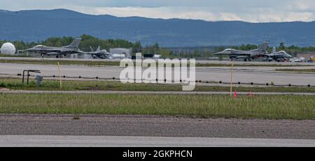 Zwei US Air Force F-16 Kampf gegen Falcons und zwei Royal Canadian Air Force CF-18 Hornets Taxi zur Startbahn bei 5 Wing Goose Bay, Neufundland und Labrador, während der Übung Amalgam Dart 21-1, 14. Juni 2021 Übung Amalgam Dart wird vom 10. Bis 18. Juni 2021 laufen, Mit Einsatzbereichen in der gesamten Arktis von der Beaufort-See bis nach Thule, Grönland. Amalgam Dart 21-01 bietet NORAD die Möglichkeit, die kontinentalen Verteidigungsfähigkeiten zu verbessern, während kanadische und US-Streitkräfte in der Arktis zusammenarbeiten. NORAD, ein binationales kanadisches und amerikanisches Kommando, setzt ein Netzwerk aus Weltraum-, Luft- und Grou-Netzwerken ein Stockfoto