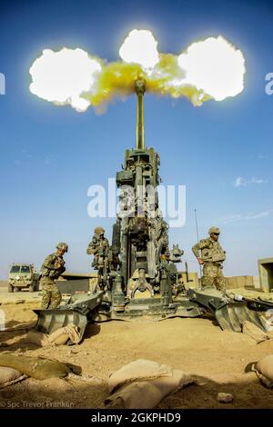 Soldaten der US-Armee, die der C/2-156th Infantry, 2nd PLT Charlie Battery/ 1-141 FA zugewiesen wurden, führen ein Mannschaftstraining auf einem M777-Howitzer bei MSS Conoco, Syrien, durch., 14. Juni 2021. Ziel der Mannschaftsschulung ist es, das Know-how der Sicherheitsoperationen in der Region zu validieren. Stockfoto