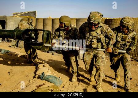 Soldaten der US-Armee, die der C/2-156th Infantry, 2nd PLT Charlie Battery/ 1-141 FA zugewiesen wurden, führen ein Mannschaftstraining auf einem M777-Howitzer bei MSS Conoco, Syrien, durch., 14. Juni 2021. Ziel der Mannschaftsschulung ist es, das Know-how der Sicherheitsoperationen in der Region zu validieren. Stockfoto